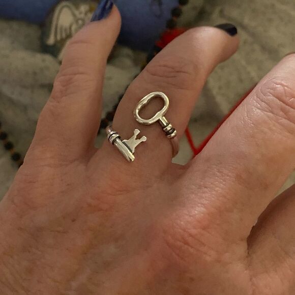 Wrap Around Key Sterling Silver Ring Adjustable 6-9 - Picture 3 of 5